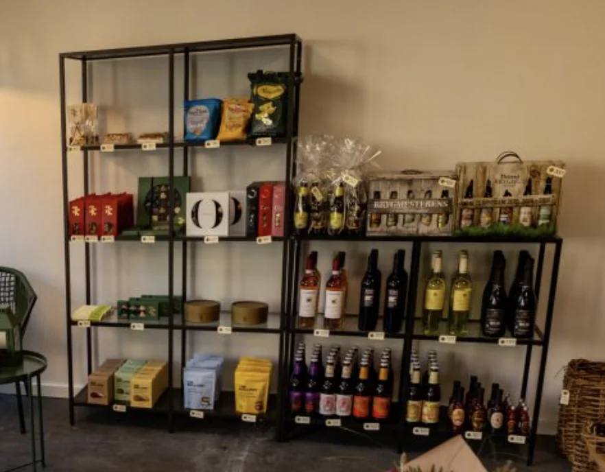 Reol med vin, øl og delikatesser