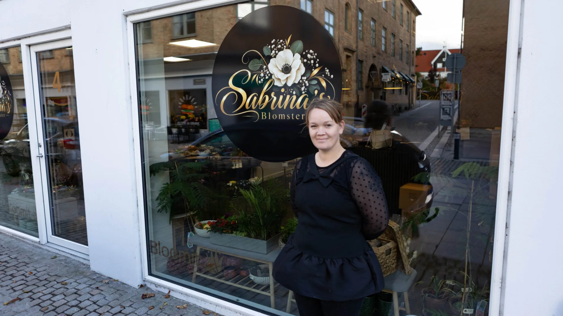 Sabrina Nielsen foran Sabrina's Blomster